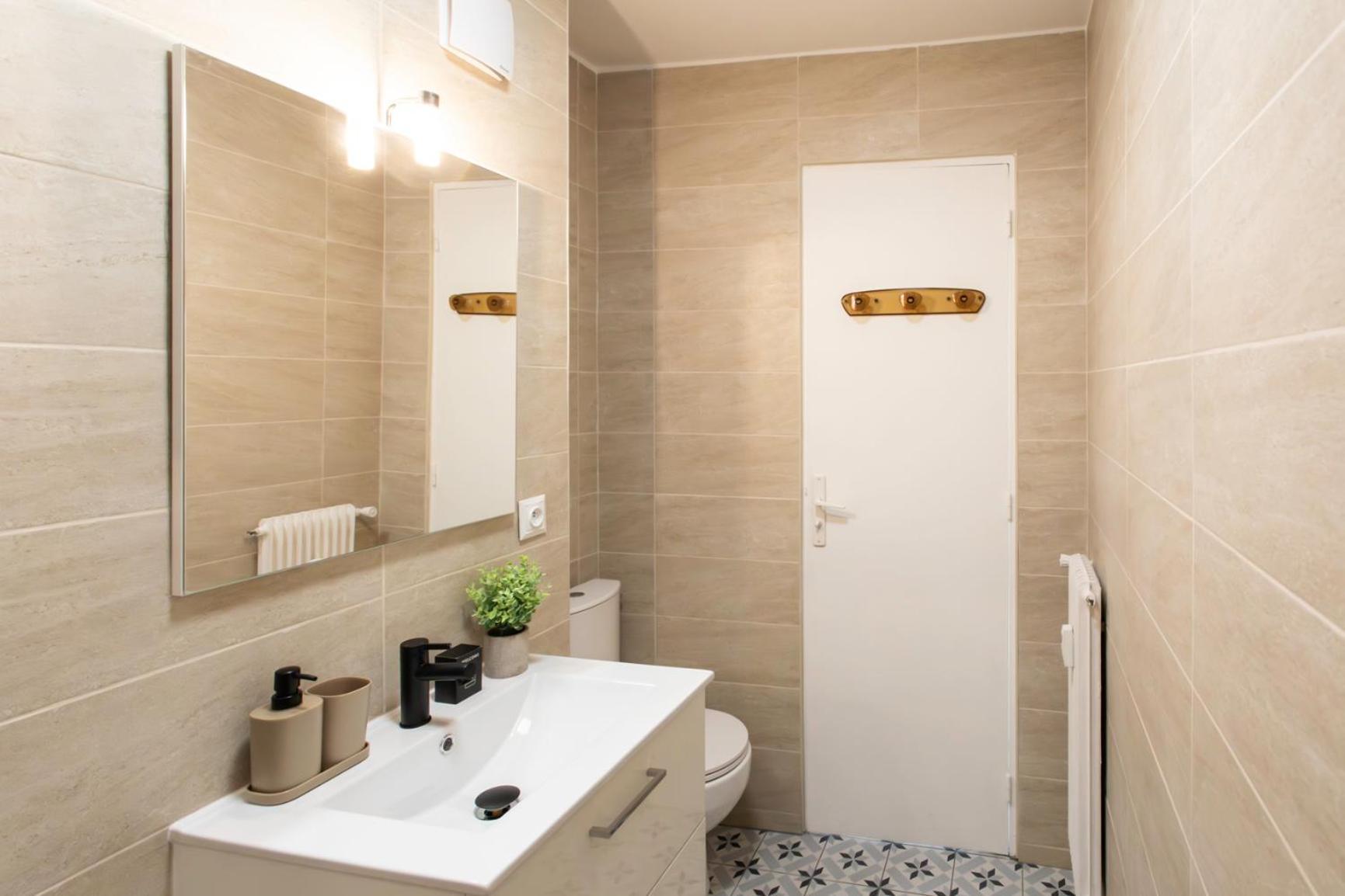 A1 - Centre 5 Min To Sea - Ac & Balcony Apartment *