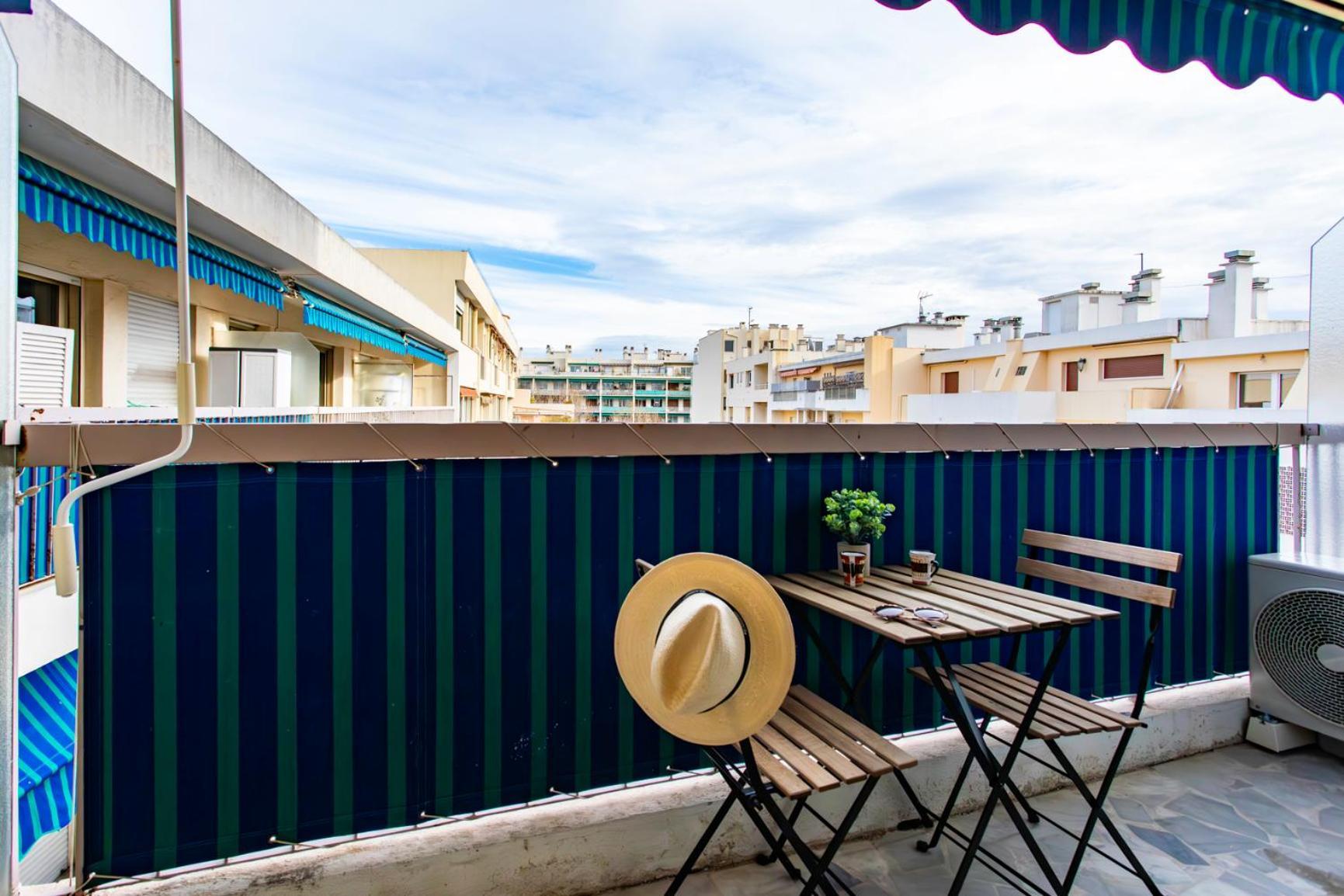 A1 - Centre 5 Min To Sea - Ac & Balcony *
