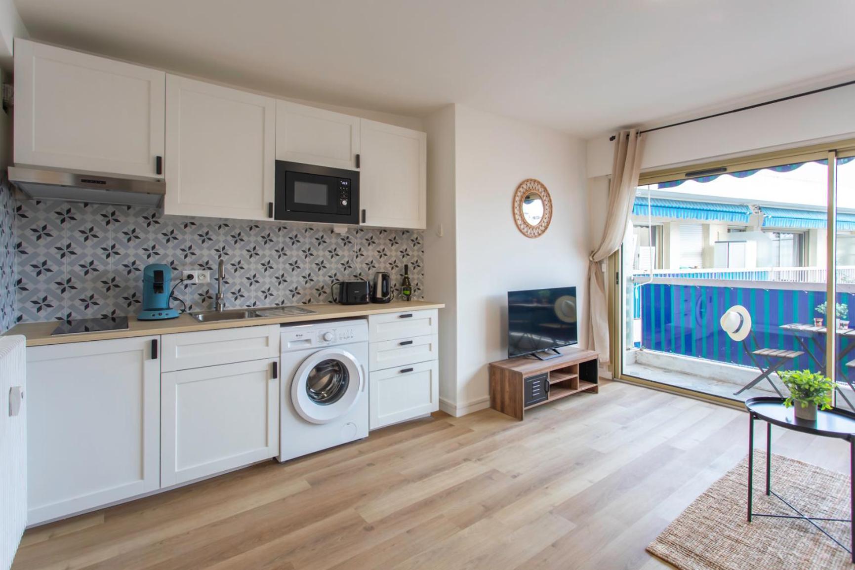 A1 - Centre 5 Min To Sea - Ac & Balcony Apartment