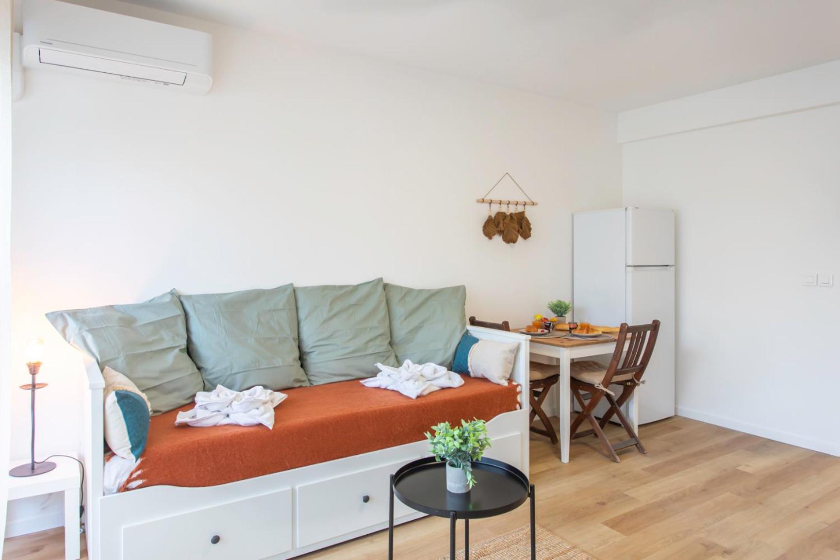 Apartment A1 - Centre 5 Min To Sea - Ac & Balcony