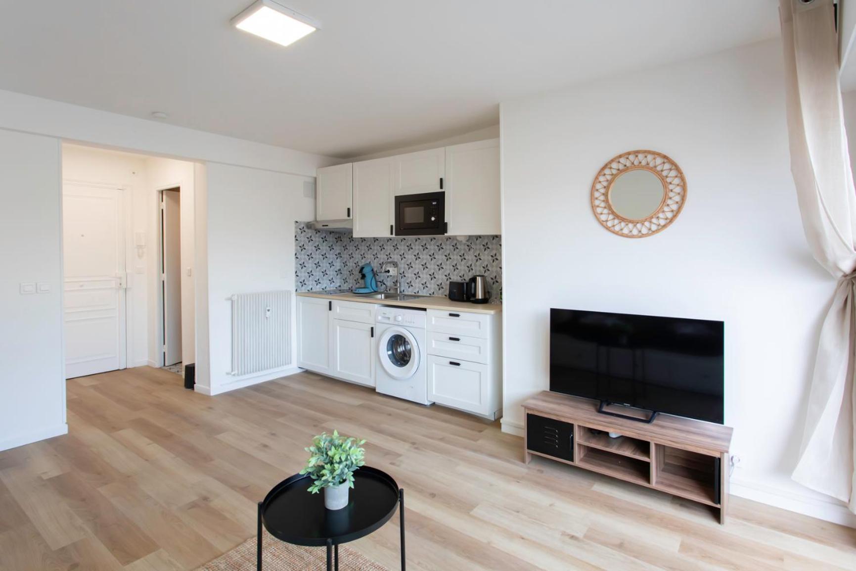 A1 - Centre 5 Min To Sea - Ac & Balcony